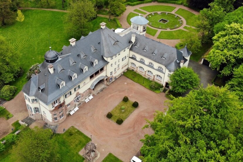 Wolfsbrunn lädt wieder zu Besuch ein - Das Schloss Wolfsbrunn liegt, eingebettet in einen sechs Hektar großen Park mit Brunnen, einem alten Baumbestand und großen Rhododendronbüschen, am Rande von Hartenstein, im Ortsteil Stein. 