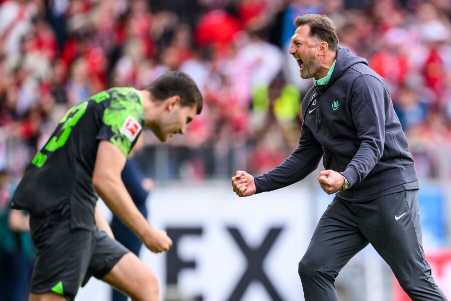 Wolfsburg träumt von der Rettung: "Noch kein Riesenschritt" - Große Freude bei Ralph Hasenhüttl (r): Der Sieg gegen Freiburg bedeute mehr als drei Punkte, so der Trainer der Wolfsburger.