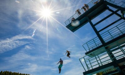 Wolken überm Freibadhimmel - In Sachsen hat nun die Landesschwimmmeisterschule alle Lehrgänge abgesagt. Der Vorbereitungslehrgang für die Prüfung im Herbst fällt aus, die Meisterprüfung auch.