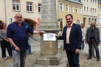 Im Beisein von Bürgermeister Wolfram Liebing (rechts) übergab Michael Hock (links) die Petition an den CDU-Landtagsabgeordneten Jörg Markert.