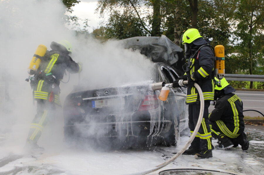 Wolkenstein: Mercedes fängt während Fahrt an zu brennen - 