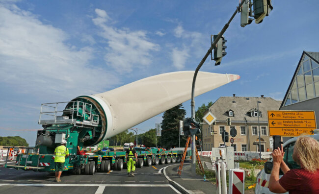 Mit enormem Aufwand sind im vergangenen Sommer riesige Bauteile für drei neue Windkraftanlagen vom Lagerplatz an der Heinzebank nach Voigtsdorf gebracht worden. Dieses Rotorblatt wiegt 21 Tonnen und ist rund 80 Meter lang. Die Nabenhöhe der Anlagen in Voigtsdorf beträgt 119 Meter. Ähnliche Ausmaße dürften die Bauteile der in Drebach geplanten Anlagen haben. Die Windräder sollen dort sogar mit einer Nabenhöhe von 148 beziehungsweise 169 Metern errichtet werden.