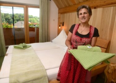 Womit die beliebteste Pension des Vogtlands die Gäste verwöhnt - Im rustikalen Holz-Landhausstil haben Wencke Vollmer (Foto) und ihr Mann Steffen vier Pensionszimmer ausgebaut. 
