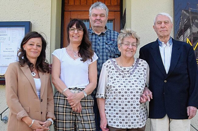 Worauf die Dörflers aus Mylau nach 65 Jahren Ehe sehr stolz sind - Das Jubelpaar Dieter und Liane Dörfler mit seinen Kindern Frank, Kerstin und Ines (von rechts). Beim Fototermin verhindert waren Tochter Ilona und Sohn Andreas. 