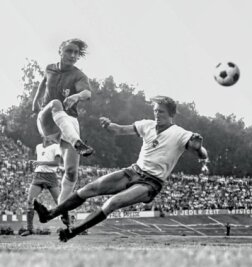 Worauf ein Zwickauer Urgestein besonders stolz ist - Das Foto von 1975 zeigt Peter Henschel (rechts) im Duell mit DDR-Auswahlstürmer Joachim Streich vom 1. FC Magdeburg. 