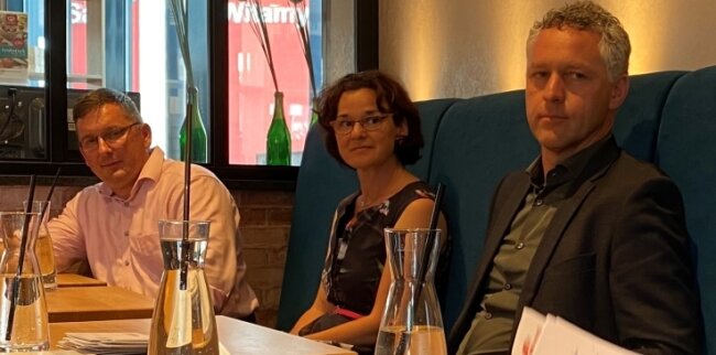 Podiumsdiskussion im Bäckerei-Café - von links nach rechts: Jens Juraschka (SPD), Dorothee Obst (Freie Wähler) und Carsten Michaelis (CDU) beantworten Fragen zu Wirtschaftsthemen. 