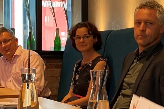 Podiumsdiskussion im Bäckerei-Café - von links nach rechts: Jens Juraschka (SPD), Dorothee Obst (Freie Wähler) und Carsten Michaelis (CDU) beantworten Fragen zu Wirtschaftsthemen. 