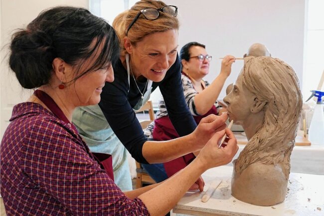Workshop in Grünhainichen bringt Gestalten aus dem ganzen Universum hervor - Obwohl Gastgeberin Romy Hobler (l.) selbst Keramik-Kurse leitet, lernte sie von Kunstdozentin Uta Beckert am Wochenende viel dazu. 