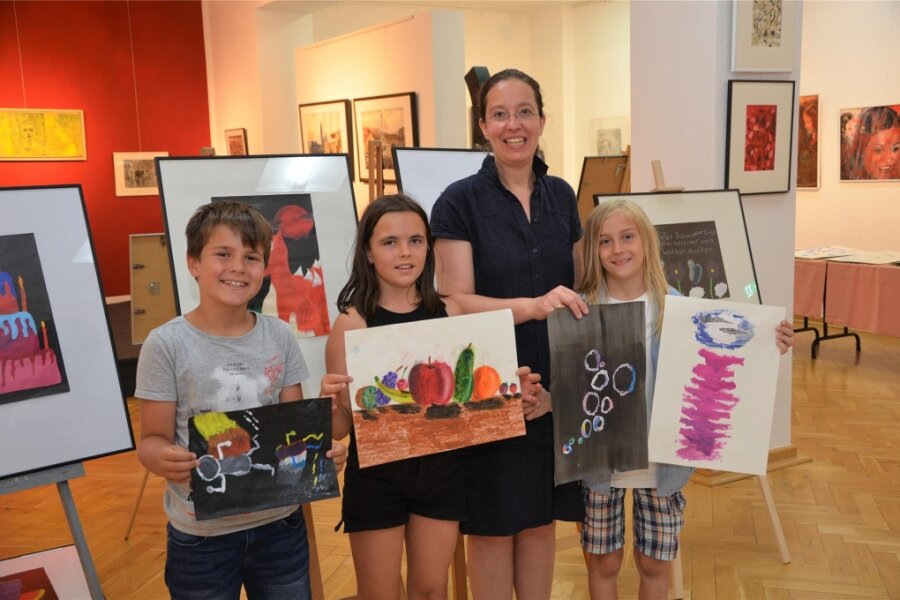 Workshop in Meerane: Kinder malen erstaunliche Bilder - Carlo, Emmy-Lou und Raphael zeigen ihre Werke, die unter Anleitung der Künstlerin Claudia Rößger entstanden.