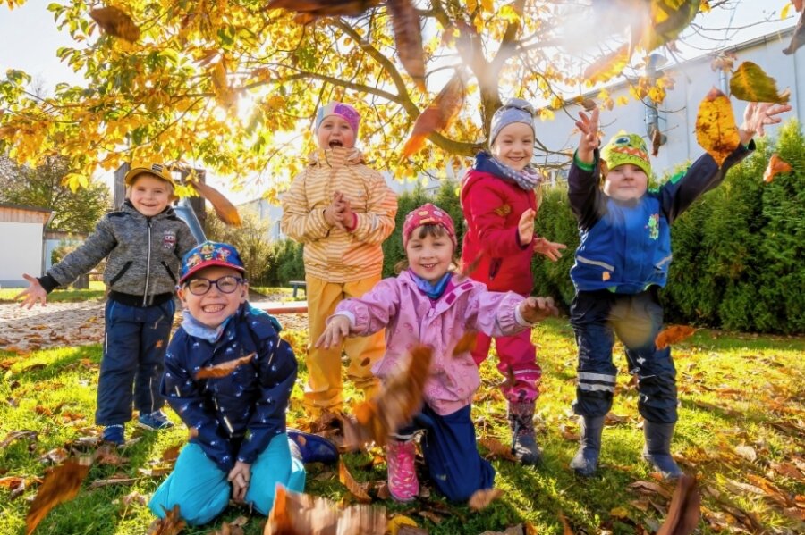 Wovon die Laubfärbung abhängt - Kinder der Olbernhauer Kindertagesstätte "Schwalbennest" freuen sich über die bunten Blätter. Welche Farbe das Laub annimmt, hängt unter anderem von der Feuchtigkeit und der Temperatur ab. 