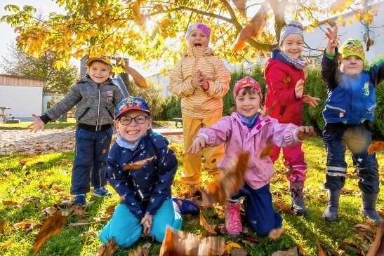 Wovon die Laubfärbung abhängt - Kinder der Olbernhauer Kindertagesstätte "Schwalbennest" freuen sich über die bunten Blätter. Welche Farbe das Laub annimmt, hängt unter anderem von der Feuchtigkeit und der Temperatur ab.
