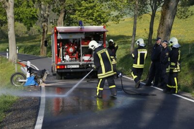 Wünschendorf: Motorradfahrer bei Unfall offenbar lebensgefährlich verletzt - Die Feuerwehr musste die Fahrbahn reinigen.