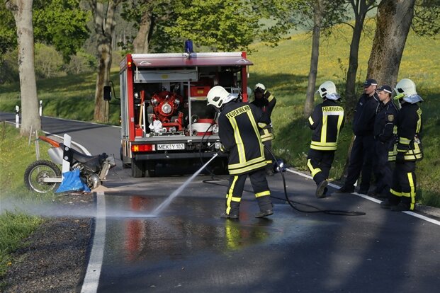 Wünschendorf: Motorradfahrer bei Unfall offenbar lebensgefährlich verletzt - Die Feuerwehr musste die Fahrbahn reinigen.