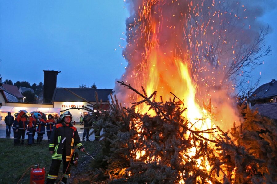 Wüstenbrander Feuerwehrleute lassen Weihnachtsbäume lodern - In Wüstenbrand steht das Weihnachtsbaumverbrennen an.