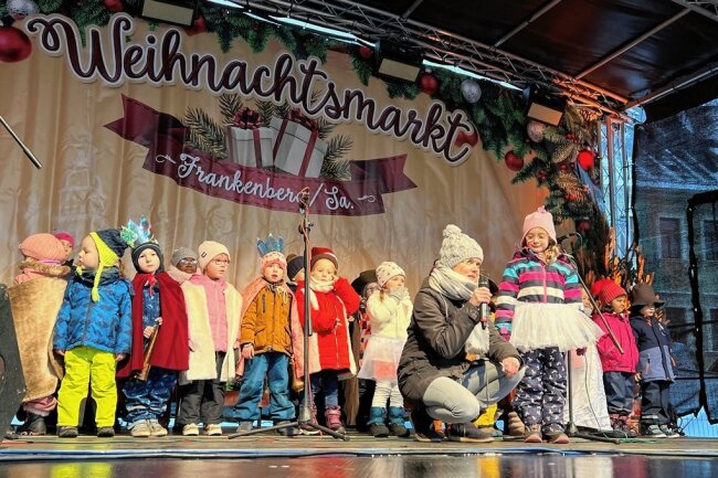 Wunderbare Weihnachtsstimmung in Frankenberg - Mit ihren Weihnachtsliedern eröffneten Kinder aus der Kita Pusteblume den Frankenberger Weihnachtsmarkt musikalisch. Bis zum Sonntag gehen noch einige Auftritte über die Bühne am Markt.