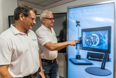 Wunderdisplay aus dem Erzgebirge: 3D-Bilder ohne Brille - Matthias Hohenstein und Ullrich Dähnert vor einem 3D-Display für Werbezwecke. Das Display zeigt ein 3D-Mikroskop der Firma an. 