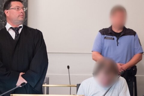 Wunderlich-Prozess: Verteidiger fordern Freispruch - Rechtsanwalt Andreas Bönisch (links) hält den Angeklagten Helmut S. (Mitte vorn) für nicht verteidigungsfähig.