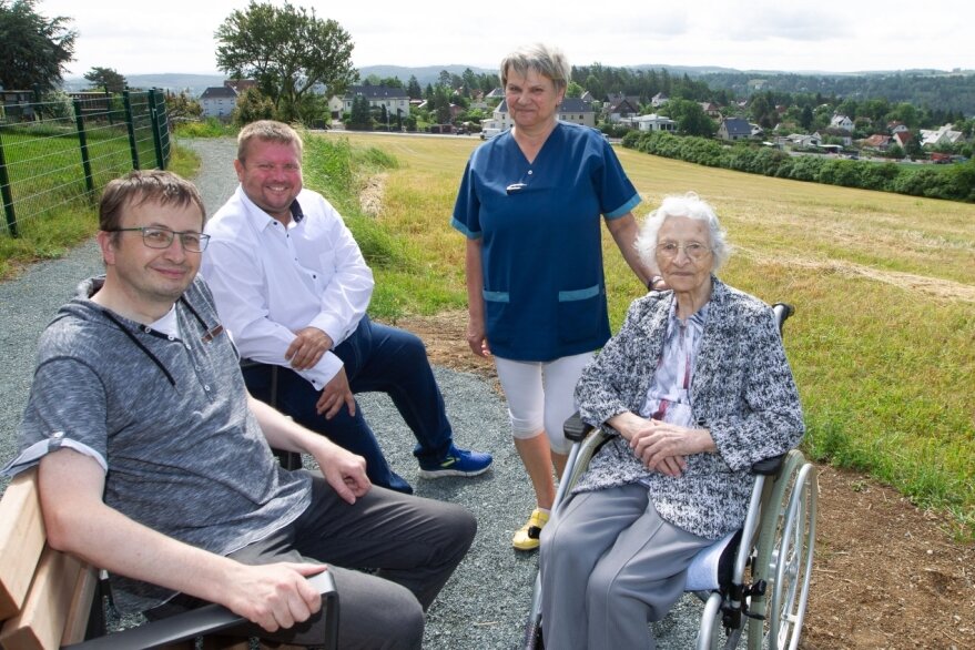 Wunsch erfüllt: 105-Jährige lobt Ausblick - Gerda Tschinkl (rechts)