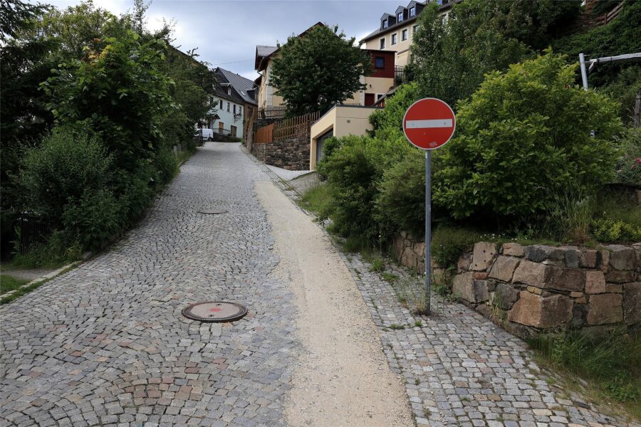 Wurden die Pflastersteine auf dem Rösselberg in Schwarzenberg geklaut? - Dass hier auf einem längeren Abschnitt des Rösselberges Pflastersteine fehlen, ist nur eine Übergangslösung.