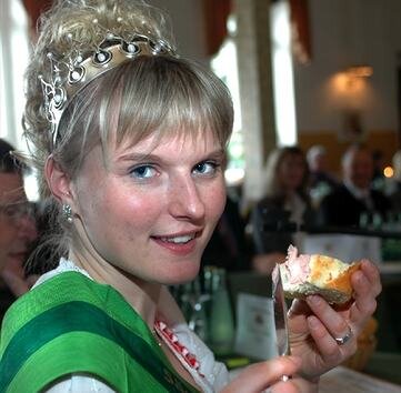 Wurstprüfer vergeben neunmal Gold und siebenmal Silber - ...und abbeißen.Sachsens Milchkönigin Julia Floß aus Pausa. 