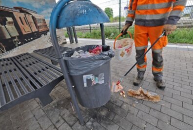 Wut über Müll und Vandalismus in Hohenstein-Ernstthal - Eklig: Am Bahnhof von Hohenstein-Ernstthal landet manches einfach neben statt im Abfallbehälter. 