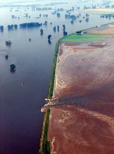 Heute lässt sich eine neue Flut im Osten Deutschland keineswegs ausschließen, gerade weil der Hochwasserschutz auch in Polen und Tschechien verbessert worden ist. Das Archivfoto zeigt Überflutungen an der Elbe.