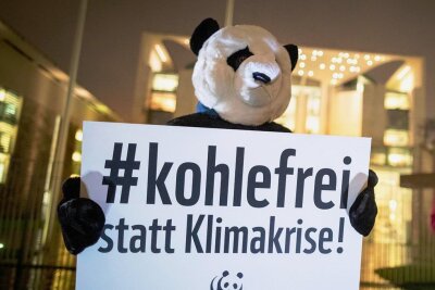 WWF: Mit drei Buchstaben für weltweiten Naturschutz - Verkleidet als Panda-Maskottchen des WWF protestiert dieser Demonstrant vor dem Kanzleramt in Berlin gegen die Klimapolitik der Bundesregierung. 