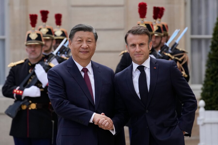 Xi in Frankreich: Ukraine, Nahost und Klima auf der Agenda - Der französische Präsident Emmanuel Macron (r) begrüßt Chinas Präsident Xi Jinping vor ihrem Treffen im Elysee-Palast.