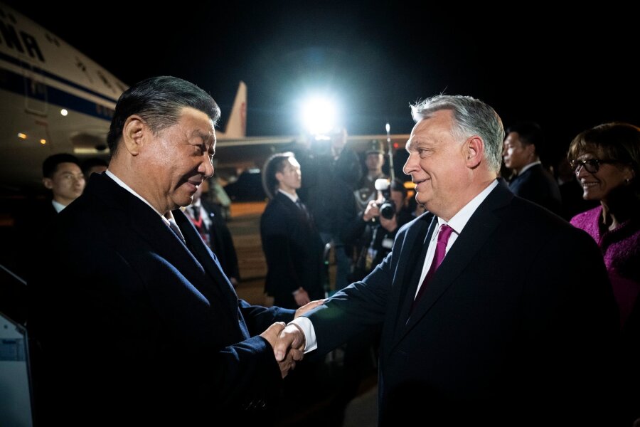 Xi und Orban vereinbaren "strategische Partnerschaft" - Der ungarische Ministerpräsident Viktor Orban (r) begrüßt den chinesischen Präsidenten Xi Jinping auf dem Flughafen Budapest Liszt Ferenc.