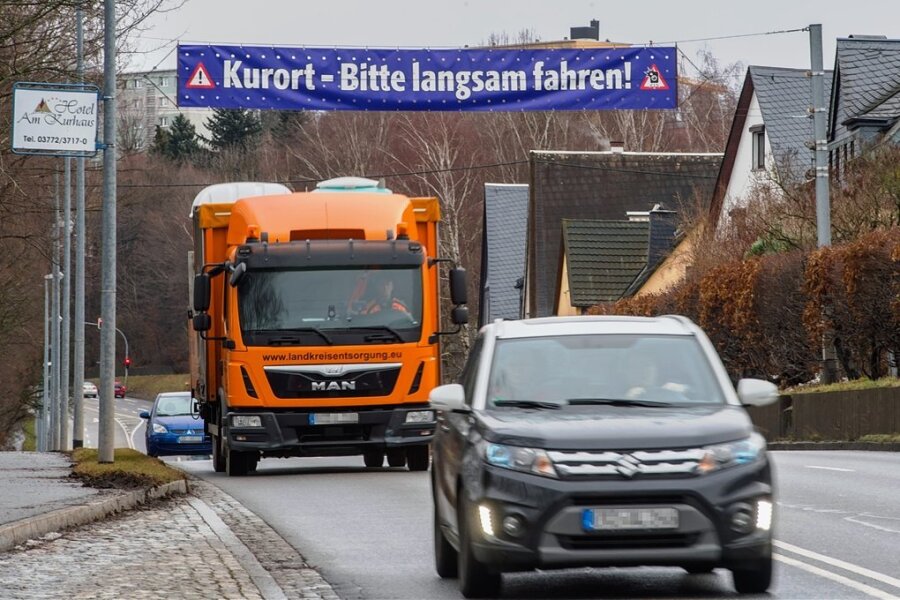 Blick auf die Bundesstraße 169 in Bad Schlema: Seit dieser Woche begrüßt dort Autofahrer ein großes Banner, auf dem die Worte "Kurort - Bitte langsam fahren!" stehen.