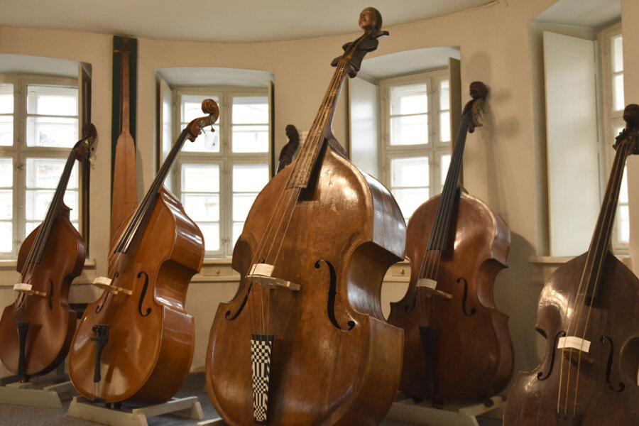 Er glänzt in den Farben von Bernstein und Honig: Der sanierte, mehr als 320 Jahre alte Riesen-Kontrabass aus der Frauenkirche Dresden in der Dauerschau des Musikinstrumenten-Museums Markneukirchen. 