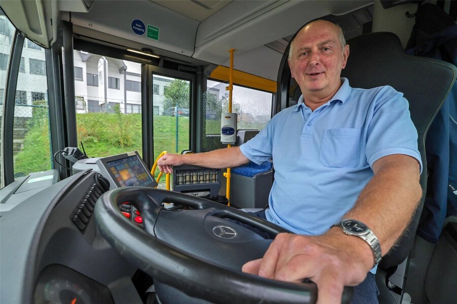 XXL-Baustellen in Meerane: Was Busfahrer auf den engen Umleitungsstrecken erleben - Jörg Kießling gehört zu den Busfahrer-Urgesteinen. Er macht den Job seit mehr als vier Jahrzehnten.