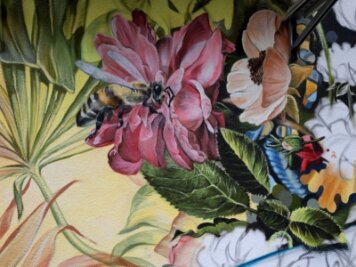 XXL-Gemälde zieht die Blicke auf sich - Die Blumenpracht samt Biene war eine der aufwendigsten Stellen. Allein für die Blätter verwendete der Künstler bis zu acht Grüntöne.