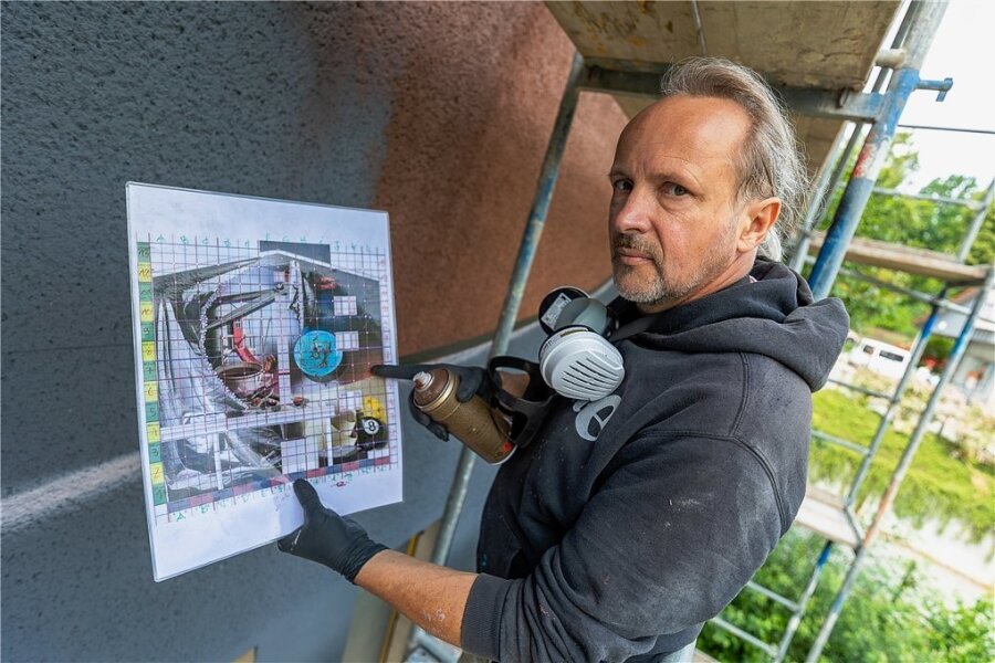 XXL-Graffiti für Fassade an Auerbachs Beegerstraße: Sprayer Tasso legt los - Street-Art-Künstler Jens "Tasso" Müller (55) hat diese Woche mit der Arbeit am XXL-Graffiti am soziokulturellen Zentrum begonnen.
