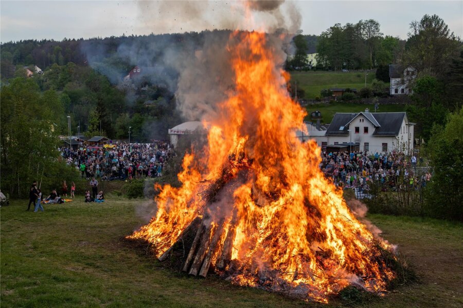 XXL-Hexenfeuer im Erzgebirge zieht mehr als 3000 Besucher an - Hier lodert es schon: Das Hexenfeuer in Bad Schlema zählt zu den größten im ganzen Erzgebirgskreis.