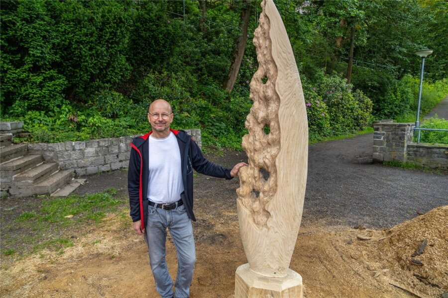 XXL-Klammer, Lebensquellen, Bergwerksbank: Sechs Künstler haben in Aue Skulpturen für Landesgartenschau 2026 geschaffen - Detlef Jehn hat seine Skulptur „Harmonischer Kontrast“ genannt.