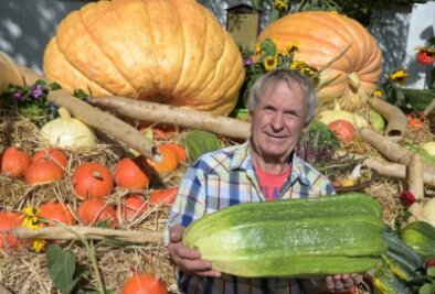 XXL-Kürbis-Experte verschenkt Samen - Rainer Drechsler und sein XXL-Gemüse auf dem 2020er-Bauernmarkt. 