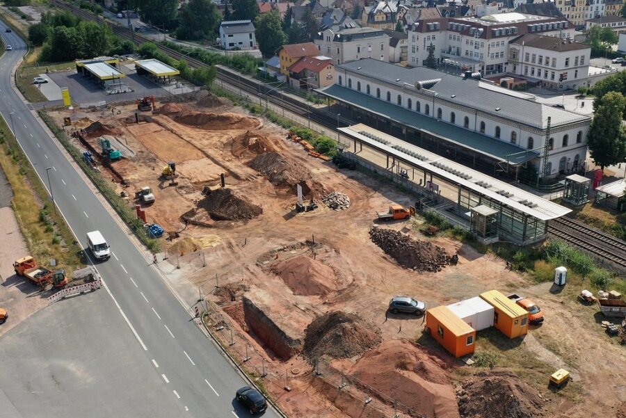 Schon Anfang Dezember soll die zum Park-und-Ride-Platz umgestaltete Brachfläche am Bahnhof genutzt werden können. Die Kanalarbeiten sind von der beauftragten Firma Bickhardt Bau Thüringen mit Sitz in Meerane zum Großteil abgeschlossen, sodass bald wieder die Erdhaufen verschwinden.