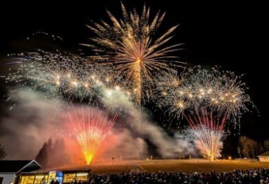 XXL-Pyroshow in Kühnhaide - Zu der farbenfrohen und lauten Show eingeladen hatte die ortsansässige Firma Blackboxx Fireworks. 