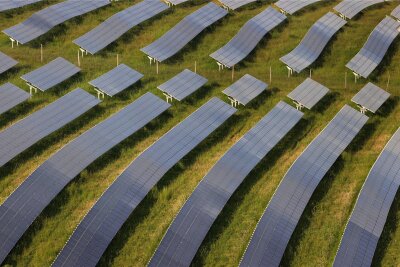 XXL-Solarpark in Oberwiera: 2024 gibt es zum Millionenprojekt einen Bürgerentscheid - Die Anlage soll auf bisher landwirtschaftlich genutzten Flächen von rund 44 Hektar Größe zwischen Oberwiera und Neukirchen entstehen.
