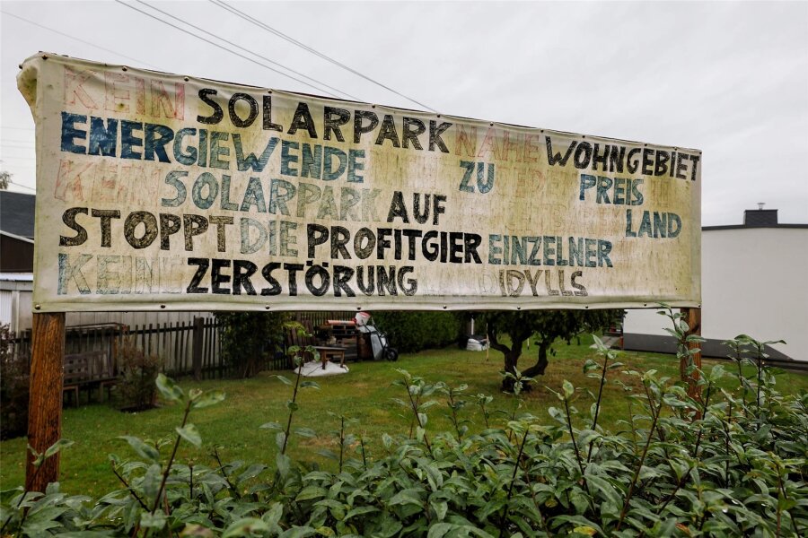 XXL-Solarpark in Oberwiera: Gemeinderat legt 40-Millionen-Euro-Projekt auf Eis - Mit einem großen Plakat bringen Anwohner der Waldenburger Straße ihre Bedenken gegen den Solarpark zum Ausdruck. Knapp 25 Frauen und Männer verfolgten am Mittwochabend die Gemeinderatssitzung.