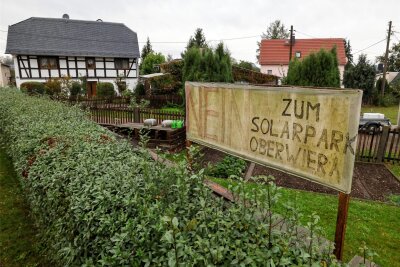 XXL-Solarpark in Oberwiera: Nach Ablehnung im Gemeinderat zieht Bürgermeister Holger Quellmalz seinen Joker - Auf Schildern an der Waldenburger Straße bringen Anwohner ihre Meinung zum XXL-Solarpark zum Ausdruck.
