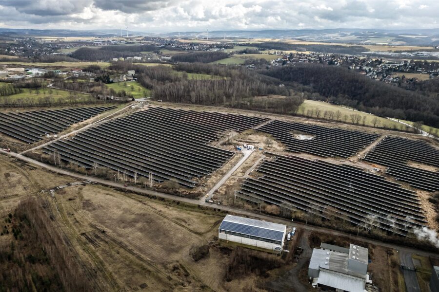 XXL-Solarpark in Zwickau fast fertig: AfD entdeckt ihr Herz fürs Klima - Der XXL-Solarpark aus der Vogelperspektive. Die Bauarbeiten nähern sich dem Ende. Dahinter ist rechts die Reinsdorfer Straße zu sehen, links der Golfplatz.