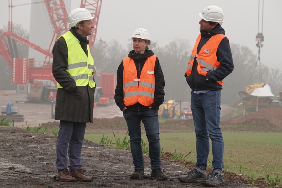 Sachsens Umweltminister Wolfram Günther (Grüne, links) ließ sich von Elisabeth Jüschke und Jörg Heilmann vom Projektentwickler Juwi die Windrad-Baustelle in Mosel zeigen.