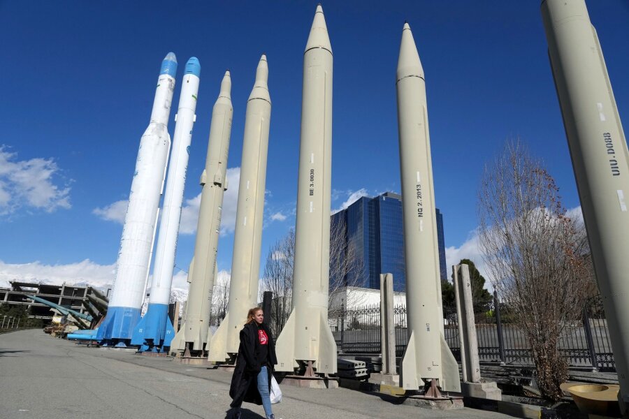 Yahya: Direkter Angriff Irans auf Israel ist ein Wendepunkt - Dauerausstellung von im Iran produzierten Raketen und Satellitenträgern in einem Erholungsgebiet im Norden Teherans.