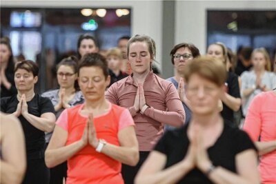 Yogarekord in Chemnitz: Wie ist es, mit 202 Menschen Yoga zu machen? - Redakteurin Julia Grunwald war beim Yogarekord im Feel Good Club in Chemnitz dabei. 