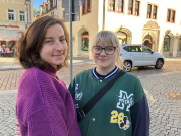 Elisabeth Höhne (22, l.) und Lena Effertz (21) kennen einige der nominierten Wörter für das Jugendwort des Jahres 2023 von Social Media. Lena Effertz fehlt noch ein Ausdruck auf der Liste.