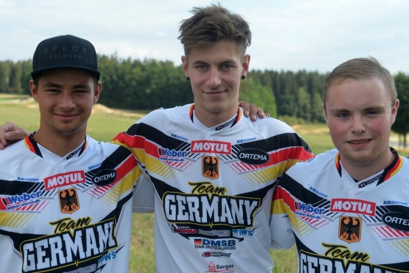 Youngster starten für Deutschland - Diese drei Erzgebirger starten für Deutschland: Florian Gröner, Karl Weigelt und Pascal Sadecki (v. l.) treten bei der 96. Internationalen Sechstagefahrt in Frankreich für das Team Germany an. 