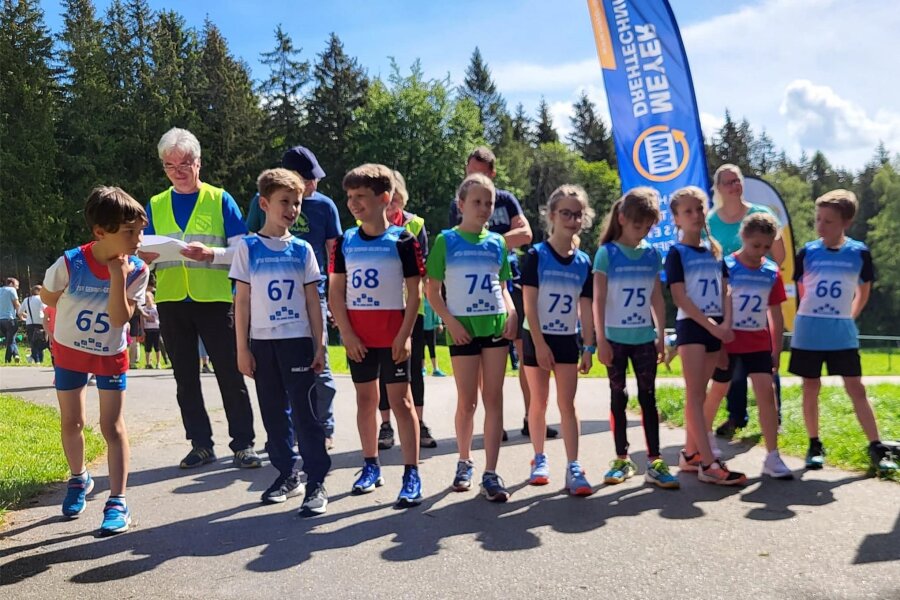 Youth-Olympics-Sieger jubelt auch beim Gelobtländer Waldlauf - Hier sind die Mädchen und Jungen der AK 9 am Start zu sehen.