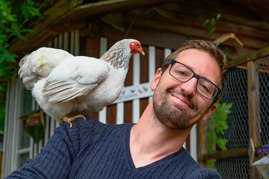 Youtube-Star Robert Höck: Wie er mit Hühnern einen Lebensstil prägt - Robert Höck mit Amanda, der wohl bekanntesten Henne Deutschlands.